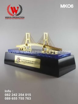 Miniatur Jembatan Suramadu