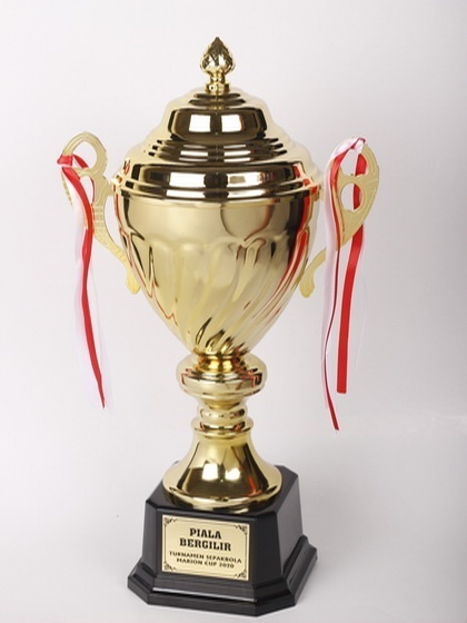 Piala Bergilir Menjadi Hadiah Spesial Lomba – WIJAYA PRODUCTION