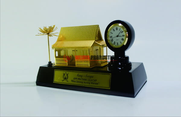 You are currently viewing Souvenir Miniatur Rumah Adat sebagai Souvenir Kenang-kenangan