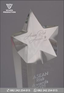 Detail Plakat Kristal Asean Risk Awards