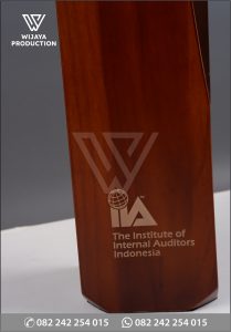 Detail Plakat Kayu IIA Indonesia