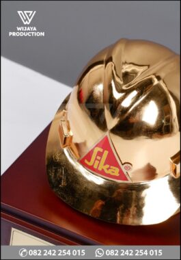 Souvenir Helm Kuningan...