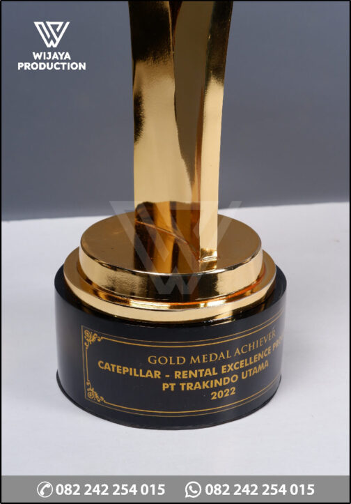 Detail Piala Gold Medal Achiever