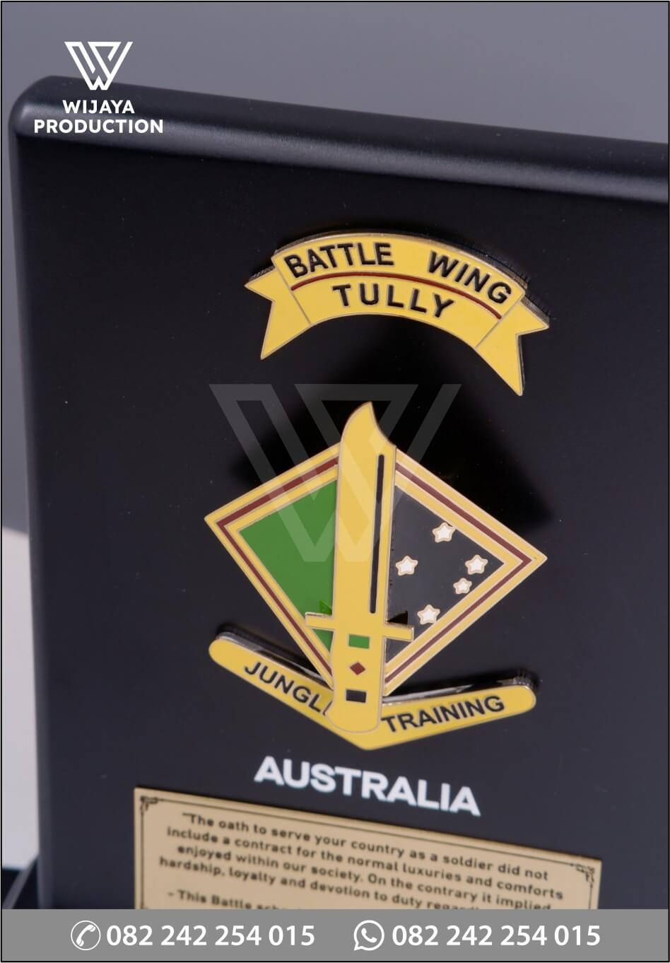 Detail Plakat Kayu Battle Wing Tully Jungle Training