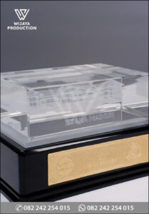 Detail Plakat Kristal Istana Maimun