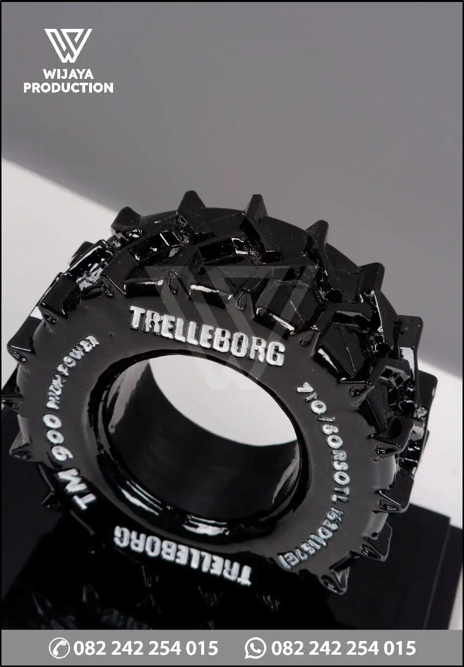 Detail Souvenir Miniatur Trelleborg Wheel Systems