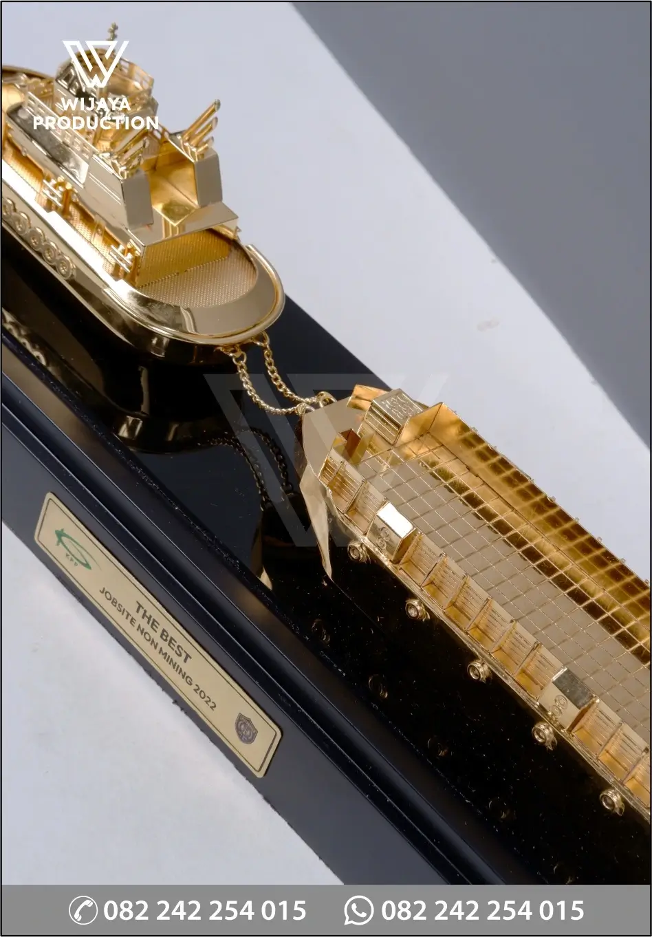 Detail Souvenir Miniatur Kapal Tugboat Tongkang