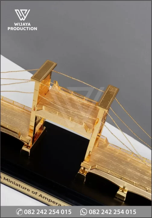 Detail Souvenir Miniatur Ampera Bridge