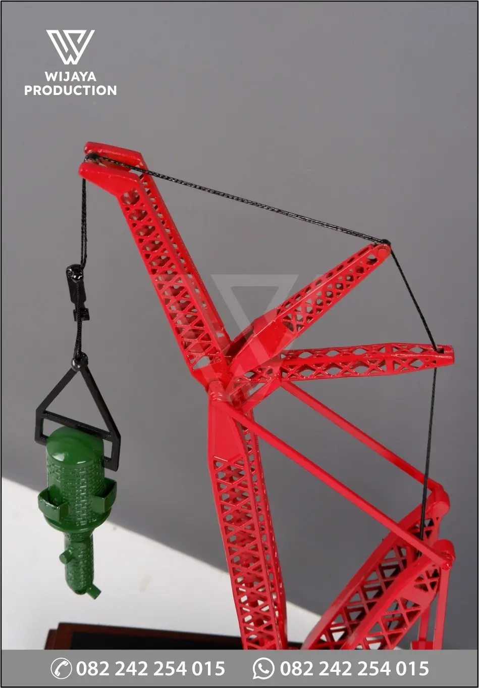 Detail Souvenir Miniatur Crawler Crane