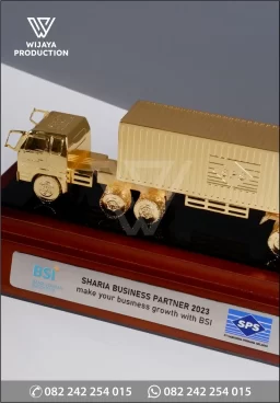 Souvenir Miniatur Truk...