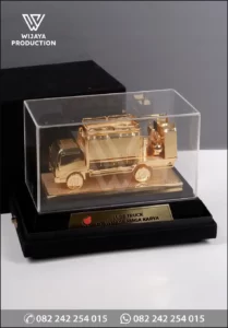 Box Souvenir Miniatur Lube Truck