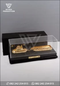 Box Souvenir Miniatur Kapal Tugboat Tongkang