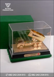 Box Souvenir Miniatur Truk Hino PT Dayaguna Motor Indonesia