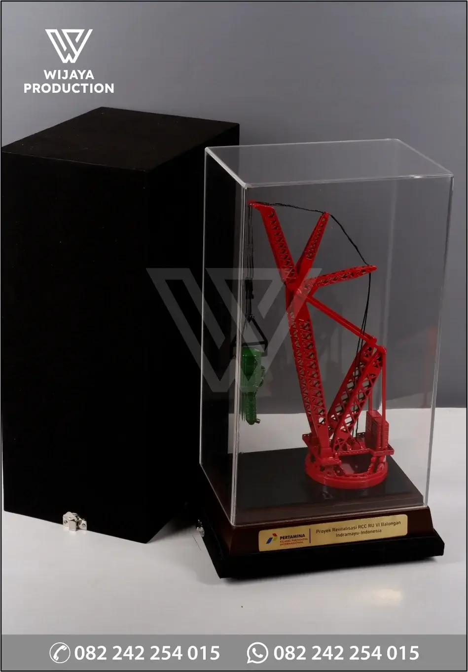 Box Souvenir Miniatur Crawler Crane
