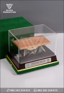 Box Souvenir Miniatur Meja Kayu Lipat