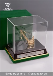Box Souvenir Miniatur Excavator Crane