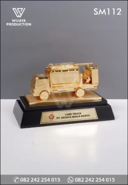 Souvenir Miniatur Lube Truck