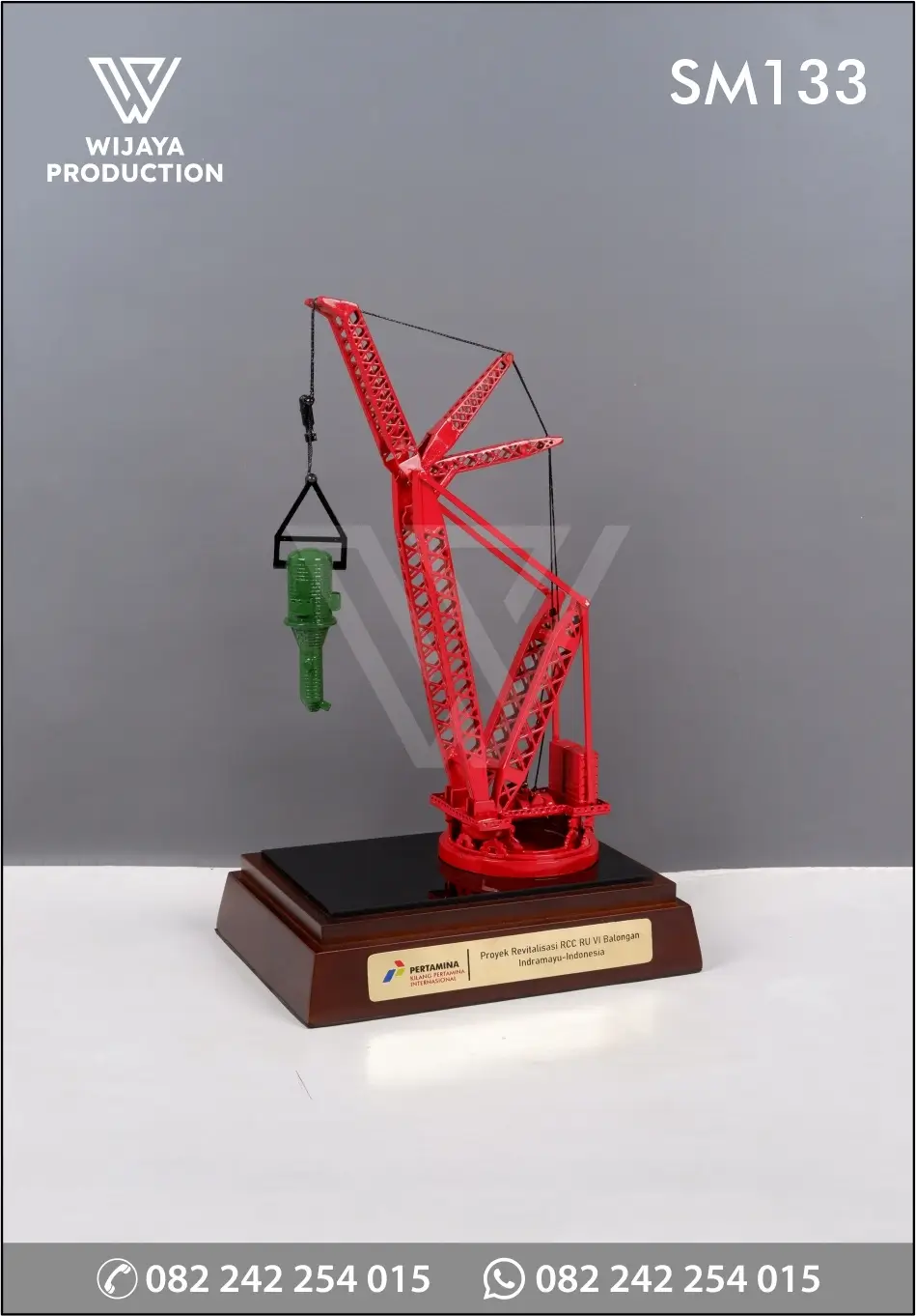 Souvenir Miniatur Crawler Crane