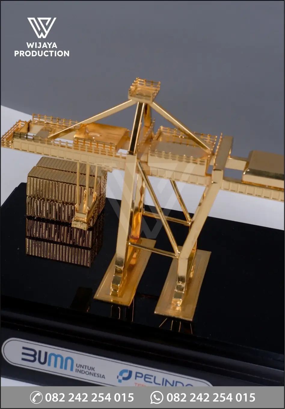 Detail Souvenir Miniatur Container Crane Pelindo