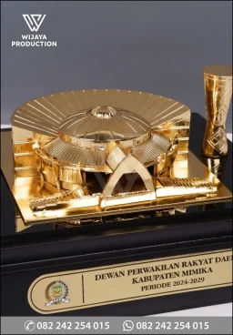 Miniatur Bangunan DPRD...