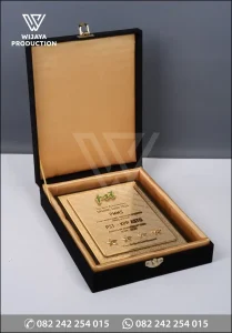 Box Plakat Kayu Logam Grading Audit