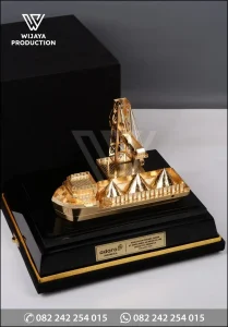Box Miniatur Kapal Tongkang & Crane Adaro Indonesia