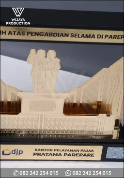 Plakat Logam Monumen Habibi Ainun