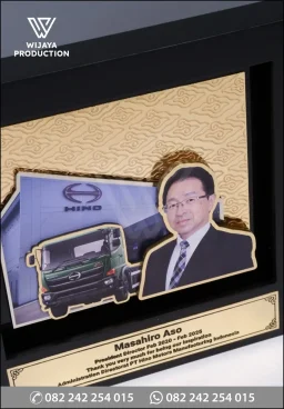 Plakat Logam Hino Motors Manufacturing Indonesia