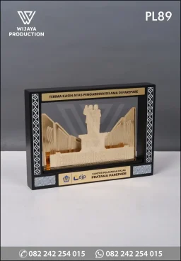 Plakat Logam Monumen Habibi Ainun