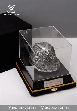 Souvenir Helm Ukir Per...