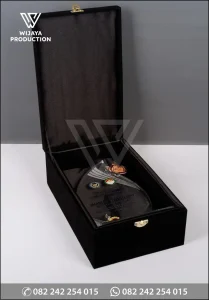 Box Plakat Akrilik Master of Ceremony