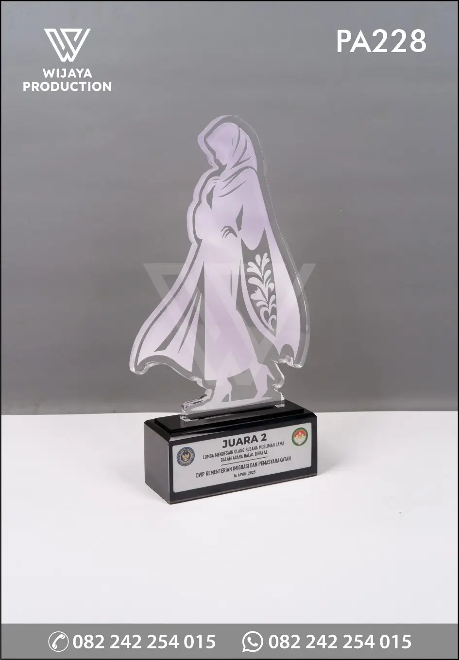 Plakat Akrilik Juara Lomba Mendesain Ulang Busana Muslimah Lama