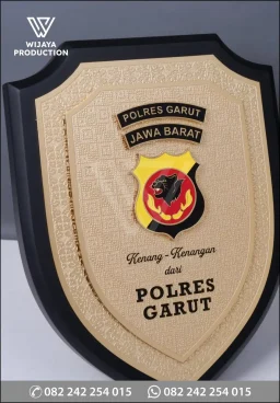Plakat Kayu Perisai Polres Garut