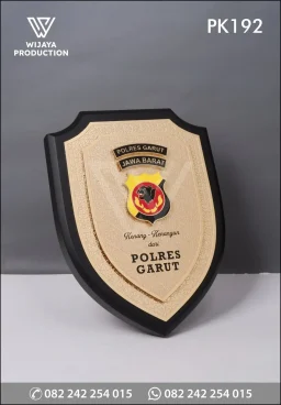 Plakat Kayu Perisai Polres Garut