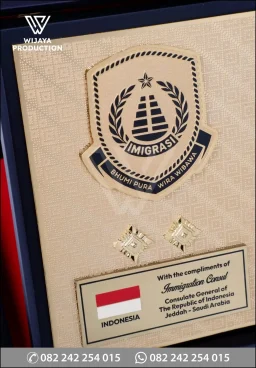 Plakat Kayu Box Kantor Imigrasi