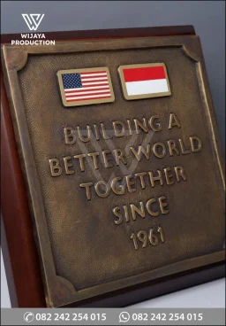 Plakat Kayu Logam Indonesia – Amerika