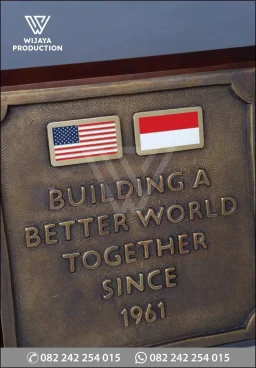 Plakat Kayu Logam Indonesia – Amerika