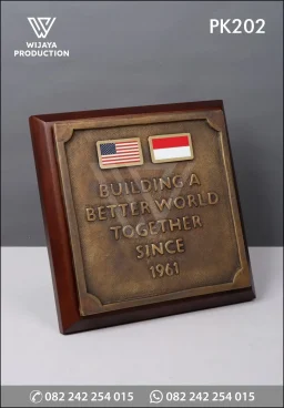 Plakat Kayu Logam Indonesia – Amerika