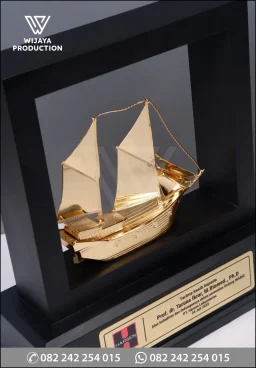 Plakat Logam Kapal Pinisi PT Harsen Laboratories