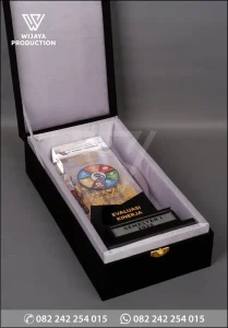 Box Plakat Akrilik Predikat Emas PT Borneo Indobara