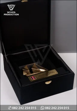 Plakat Logam Kapal Pinisi PT Harsen Laboratories