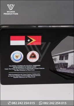 Plakat Kayu Akrilik Cross Country Collaboration