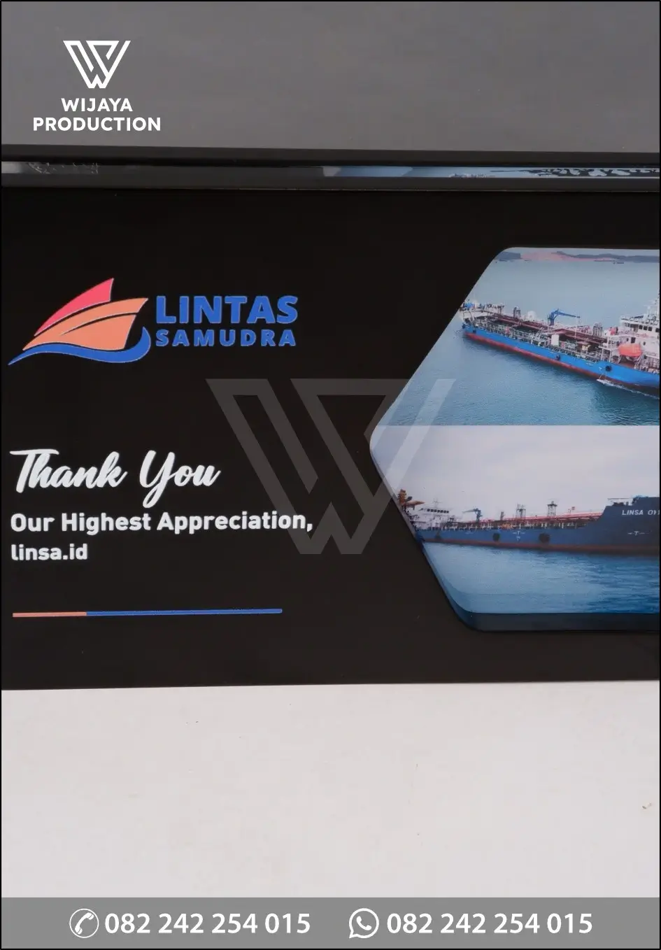 Detail Plakat Kayu Akrilik Lintas Samudra