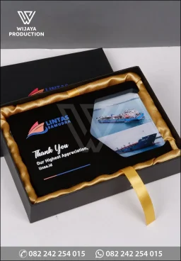 Plakat Kayu Akrilik Lintas Samudra