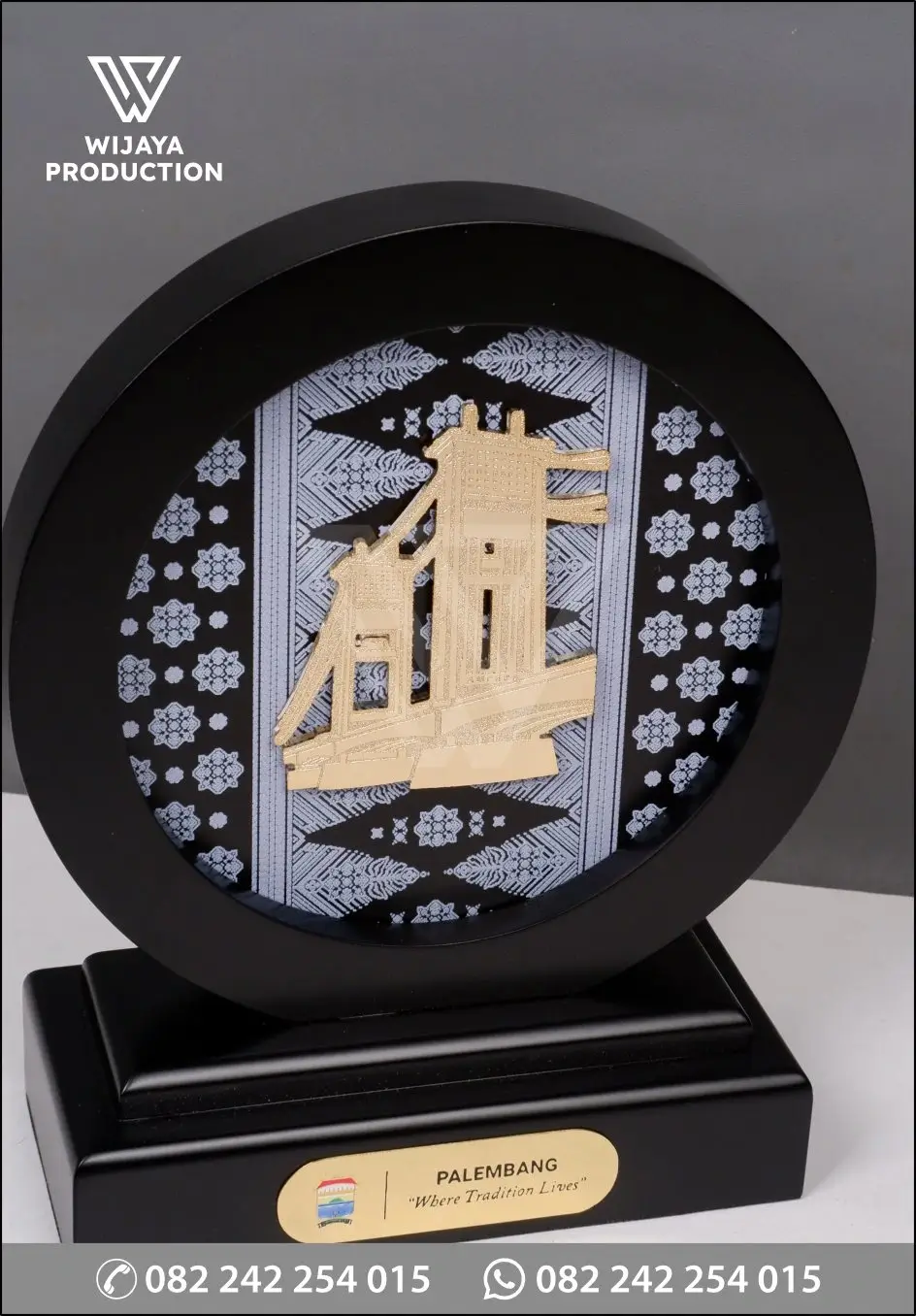 Detail Plakat Kayu Bulat Ikon Ampera Palembang