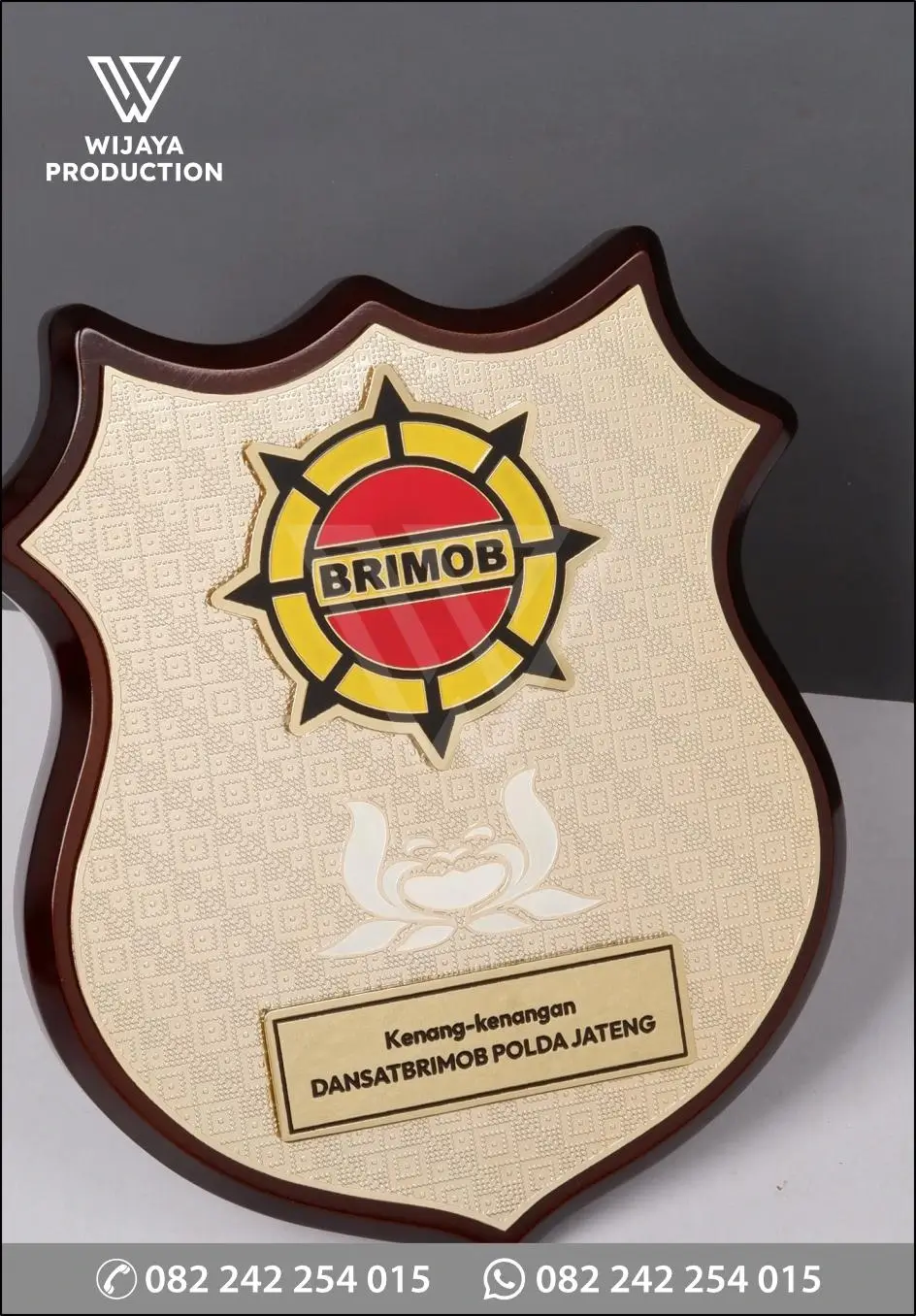 Detail Plakat Kayu Perisai Kenang-Kenangan DANSATBRIMOB Polda Jateng