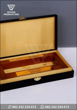 Plakat Logam Frame Kayu VLOC Pertamina Gas Dahlia