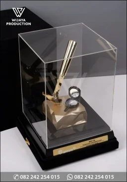 Miniatur Logam Pal...