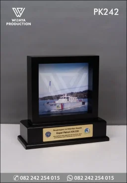 Plakat Kayu Frame Kapal Patroli KN.330