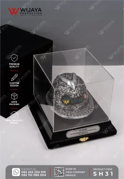 Souvenir Helm Ukir...